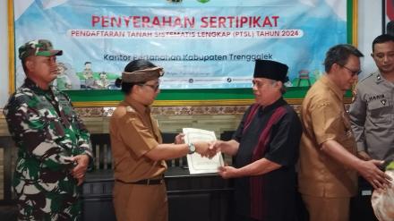 Penyerahan Sertipikat PTSL Jajar : Wujud Kepastian Hukum Tanah Warga